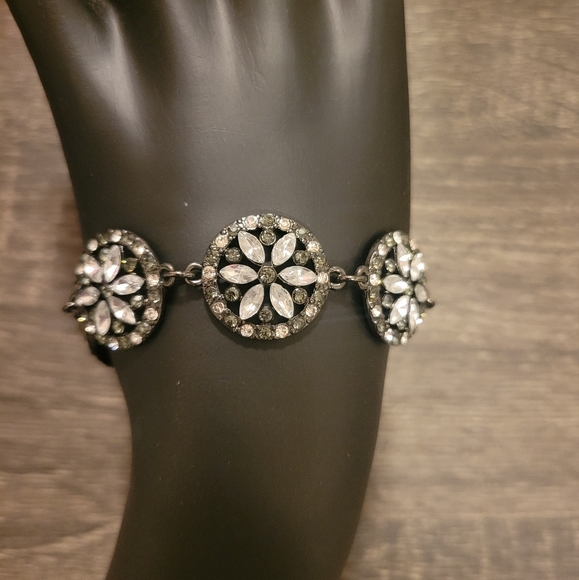 Jewelry - Rhinestone Flower Pattern Chain Bracelet